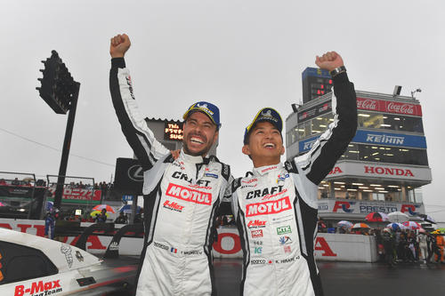 GT500クラスで優勝した平手晃平（右）、フレデリック・マコヴィッキ組