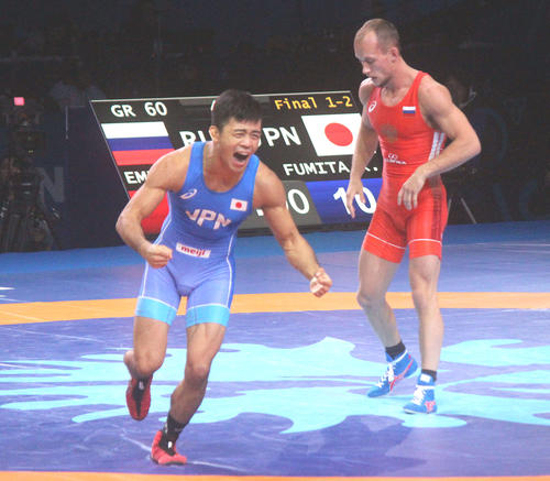 レスリング世界選手権　男子グレコ60キロ級で優勝を決めた文田はガッツポーズで駆けだす（2019年9月17日撮影）