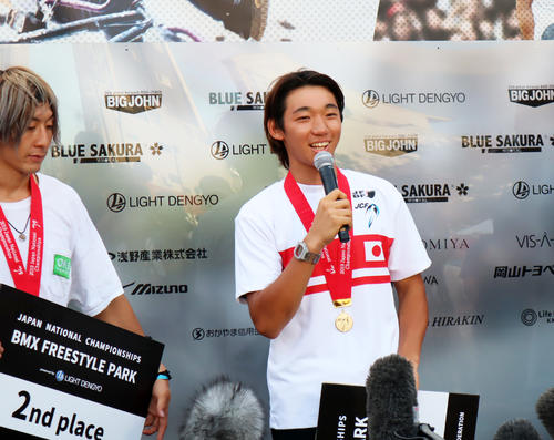 BMXフリースタイル全日本選手権のパーク男子表彰式で、東京五輪の金メダルを誓う中村輪夢。左は2位の高木聖雄（撮影・荻島弘一）