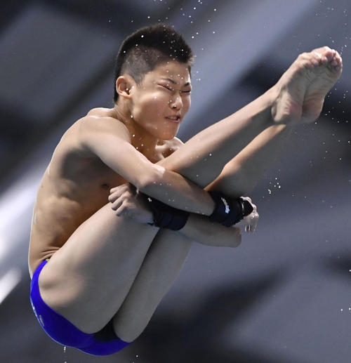 男子高飛び込み決勝　優勝した玉井（共同）