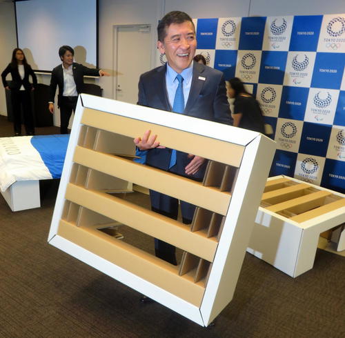 東京五輪・パラリンピック選手村に導入される寝具を紹介するエアウィーヴの高岡本州会長は段ボールフレームを軽々と持ち上げた（撮影・三須一紀）