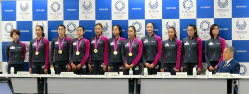 東京五輪・パラリンピック大会組織委員会の理事会を訪れ、世界選手権の結果報告を行った新体操日本代表「フェアリージャパン」。右端は組織委の森喜朗会長（撮影・三須一紀）