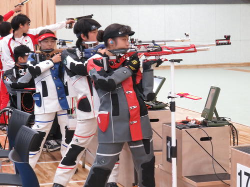 射撃場開場記念式典でエキシビションマッチを行った平田しおり（手前）ら東京五輪・パラリンピック候補選手たち（撮影・小堀泰男）