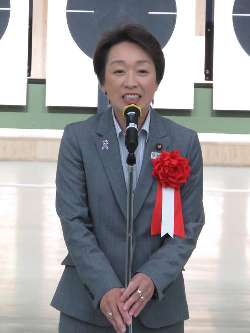 射撃場開場記念式典であいさつする橋本聖子東京五輪・パラリンピック担当相（撮影・小堀泰男）