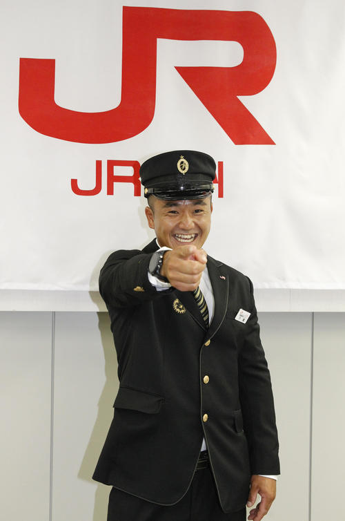 東京五輪のセーリング470級日本代表に内定し、記者会見で車掌ポーズで笑うJR九州の外薗潤平（撮影・菊川光一）