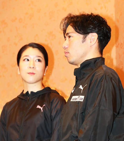 アイスダンス挑戦を発表した高橋（右）はパートナーの村元が見つめる中、意気込みを語る（撮影・足立雅史）