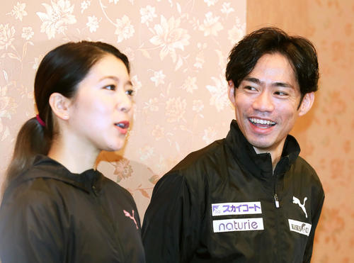 アイスダンス挑戦を発表した高橋（右）はパートナーの村元の話に笑顔を見せる（撮影・足立雅史）