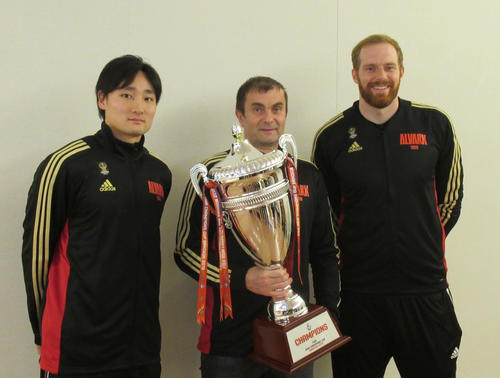 アジアチャンピオンズ杯で初優勝したA東京は遠征先のタイから帰国した。左は田中大貴（撮影・益田一弘）