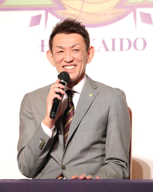 札幌市内のホテルで引退会見をするレバンガ北海道の折茂（撮影・佐藤翔太）