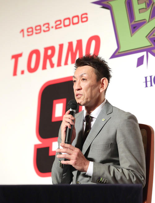 札幌市内のホテルで引退会見をするレバンガ北海道の折茂（撮影・佐藤翔太）