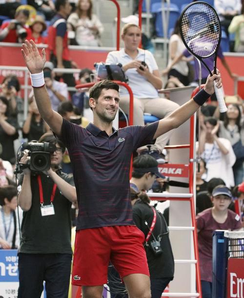 シングルス1回戦で勝利し、観客の声援に応えるノバク・ジョコビッチ（共同）