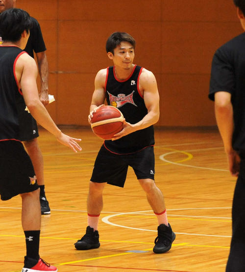 練習で流れや動きを確認する鈴木達也