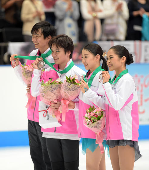 銀メダルを手に笑顔を見せるチームジャパン。左から島田、宇野、紀平、宮原（撮影・横山健太）