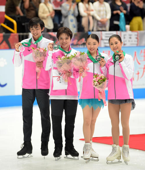 銀メダルを手に笑顔を見せるチームジャパン。左から島田、宇野、紀平、宮原(撮影・横山健太)