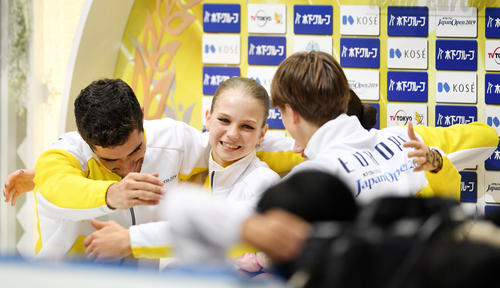 優勝を決め笑顔を見せるトゥルソワ(中央)(撮影・横山健太)