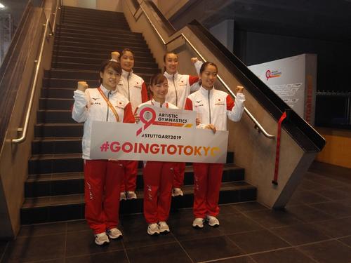 出場枠獲得を喜ぶ女子日本代表。後列左から松村、梶田、前列左から杉原、寺本、畠田