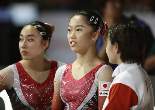 女子予選の演技を終え、厳しい表情の（左から）梶田凪、畠田瞳（共同）