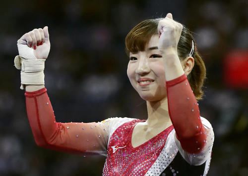 女子予選　平均台の演技を終え、ガッツポーズする寺本明日香（共同）