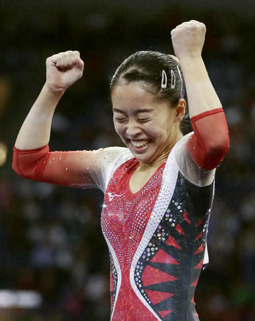 女子予選　平均台の演技を終え、ガッツポーズする畠田瞳（共同）