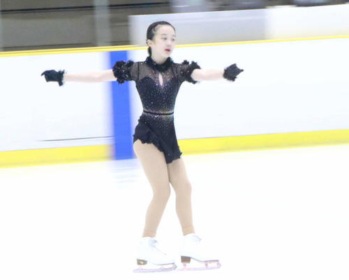 近畿選手権女子ノービスAで、演技を披露する本田紗来（撮影・南谷竜則）