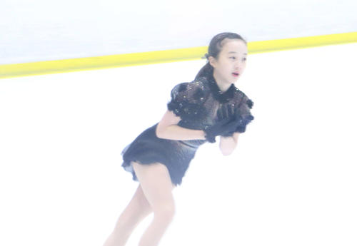 近畿選手権女子ノービスAで、演技を披露する本田紗来（撮影・南谷竜則）