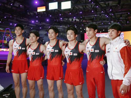 男子予選の演技を終え、記念撮影する（左から）橋本大輝、谷川翔、萱和磨、神本雄也、谷川航ら(共同）