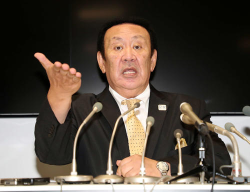 全日本テコンドー協会理事会後、報道陣の質問に答える金原会長（撮影・鈴木正人）