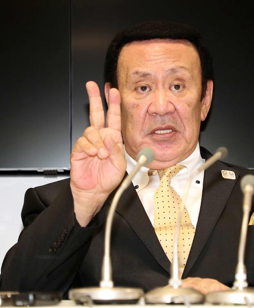 全日本テコンドー協会理事会後、報道陣の質問に答える金原会長（撮影・鈴木正人）