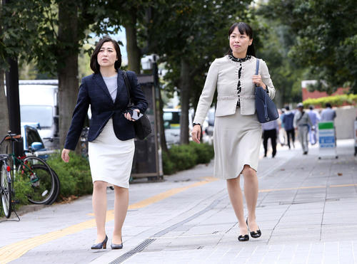 全日本テコンドー協会理事会に向かう高橋理事（左）と岡本副会長（撮影・鈴木正人）