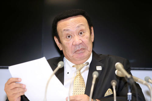 全日本テコンドー協会理事会後、報道陣の質問に答える金原会長（撮影・鈴木正人）