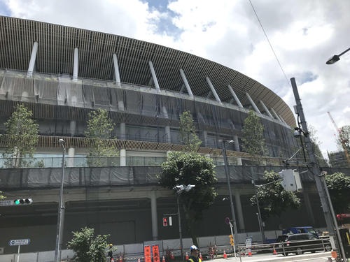 東京五輪の開会式、閉会式が行われる新国立競技場の外観（2019年7月19日撮影）