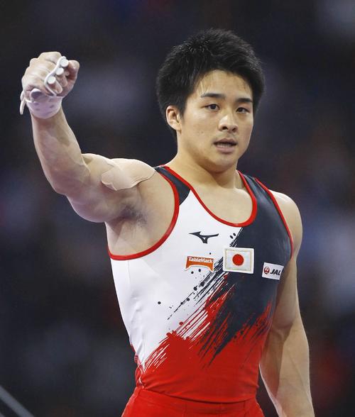 男子団体総合決勝　鉄棒の演技を終え、ガッツポーズする神本雄也（共同）