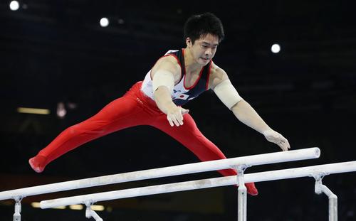 男子団体総合決勝　神本雄也の平行棒（共同）