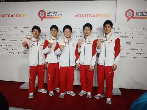 銅メダルを手にする男子代表。左から谷川翔、谷川航、神本、萱、橋本