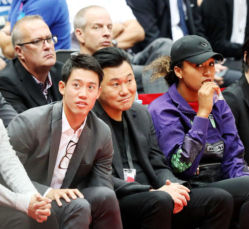 ロケッツ対ラプターズの試合を観戦する、左から錦織、楽天の三木谷会長兼社長、大坂（撮影・河田真司）