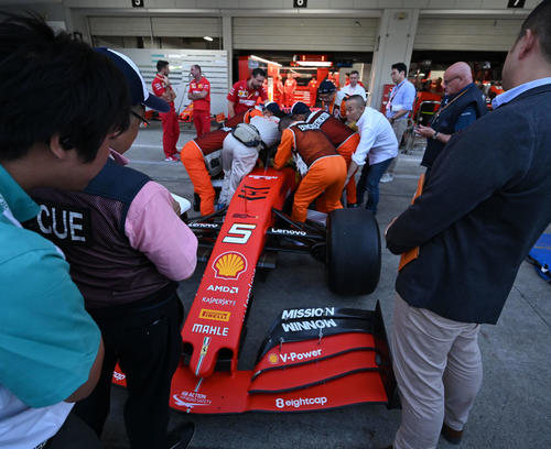 フェラーリのマシンを使って救急救命訓練を行う鈴鹿サーキットのコースマーシャル（撮影・宮崎幸一）