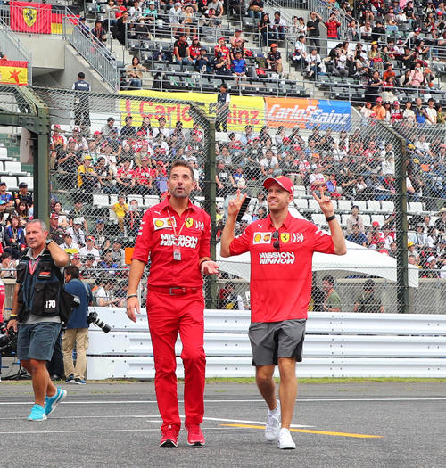 スピーチとサインを終えてピットに戻るフェラーリのセバスチャン・フェテル（右）（撮影・宮崎幸一）