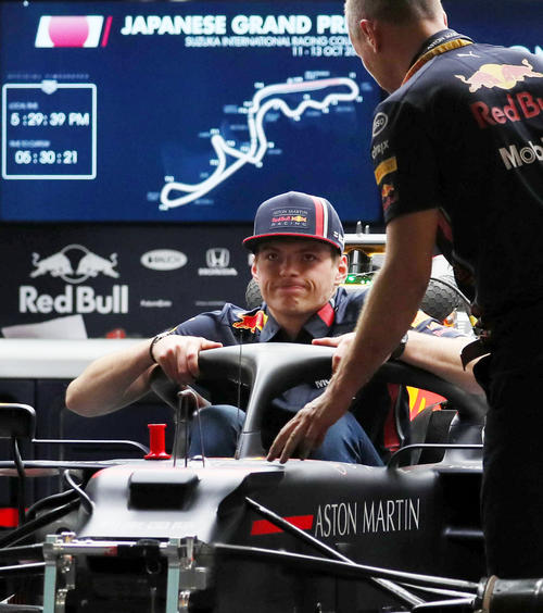 レッドブル・ホンダのマシンに乗り込むマックス・フェルスタッペン（撮影・宮崎幸一）