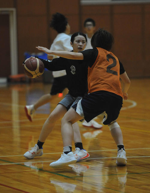 実戦練習でパスを出すタイミングをうかがう井上（左）