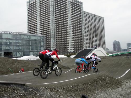 有明のマンション群を背景にレースをするライダーたち