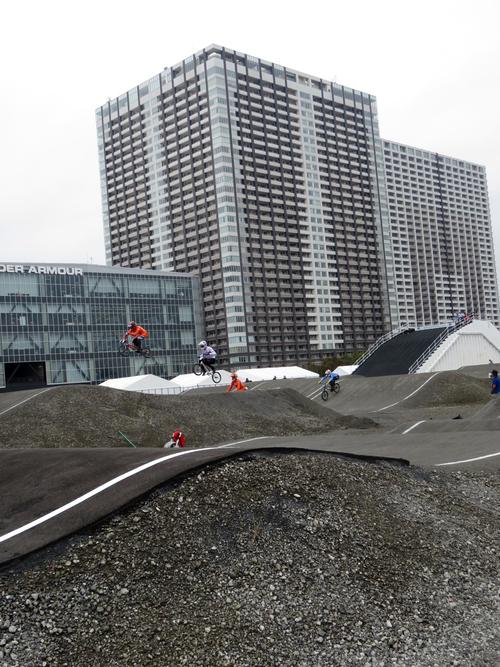 有明のマンション群を背景にレースをするライダーたち