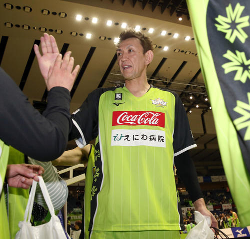 レバンガ北海道対島根　開幕4連勝を決めファントとハイタッチしながら引き揚げるレバンガ北海道・折茂（撮影・佐藤翔太）