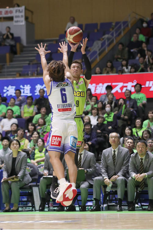 レバンガ北海道対島根　第4Q、3Pシュートを放つレバンガ北海道・折茂（撮影・佐藤翔太）
