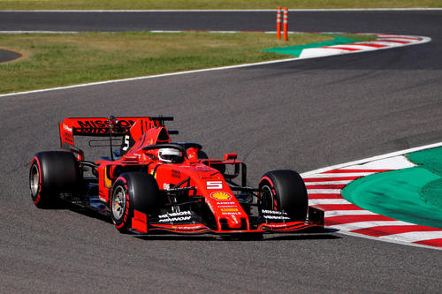 日本GP予選　タイムアタックするフェテル（ロイター）