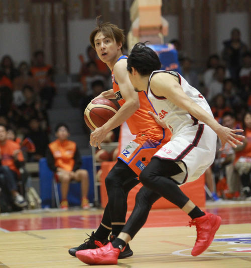 新潟対川崎　マークにあいながらボールをキープするPG五十嵐