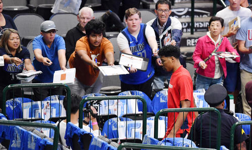 NBA開幕戦・マーベリックス対ウィザーズ　試合開始前の練習を終え、サインを求めるファンを横目にロッカールームへ戻るウィザーズ八村（撮影・菅敏）