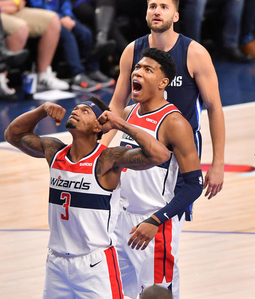NBA開幕戦・マーベリックス対ウィザーズ第2クォーターで味方のポイントに雄たけびを上げるウィザーズ八村（中央）（撮影・菅敏）