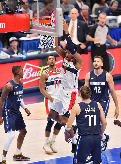 NBA開幕戦・マーベリックス対ウィザーズ第3クォーター、リバウンドしたボールを処理するウィザーズ八村（撮影・菅敏）