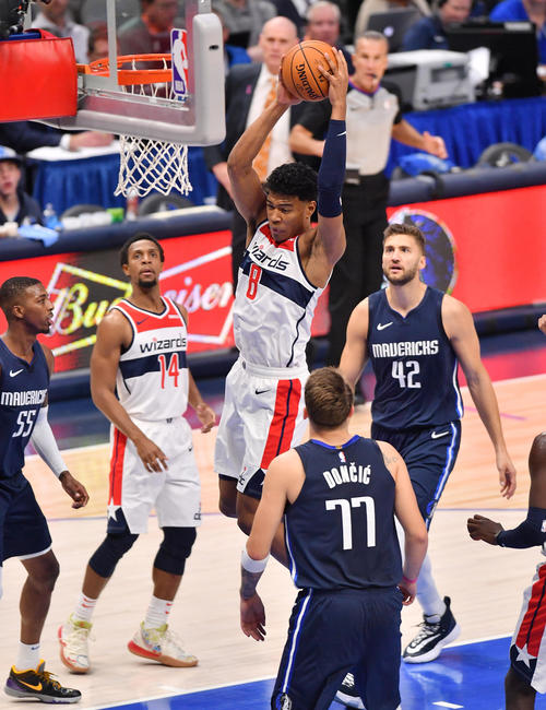 NBA開幕戦・マーベリックス対ウィザーズ第3クォーター、リバウンドしたボールを処理するウィザーズ八村（撮影・菅敏）