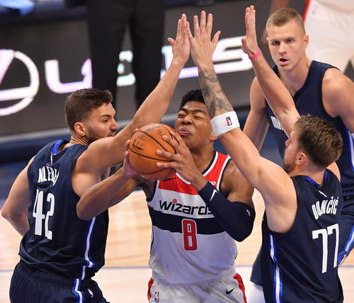 NBA開幕戦・マーベリックス対ウィザーズ第3クォーター、シュートを狙うもディフェンスを受けるウィザーズ八村（撮影・菅敏）
